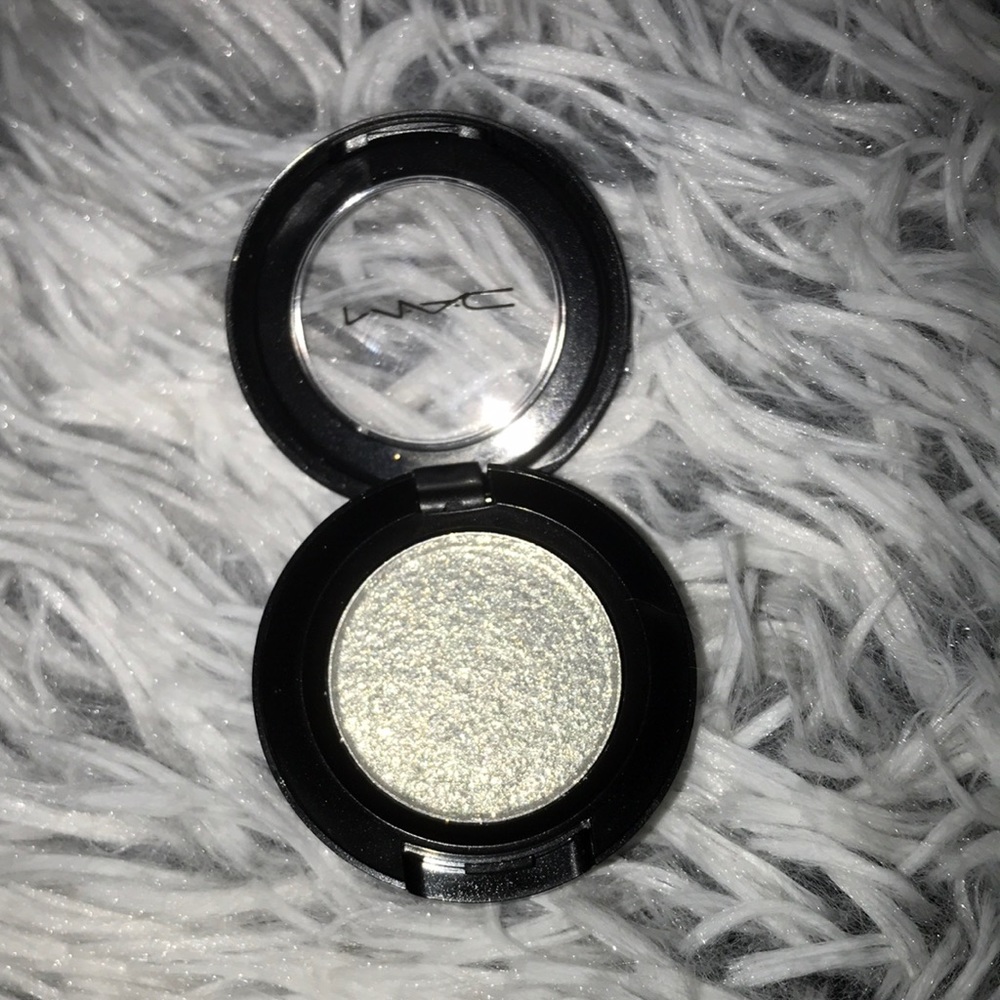 MAC Cosmetics dazzle shadow - it’s about shine